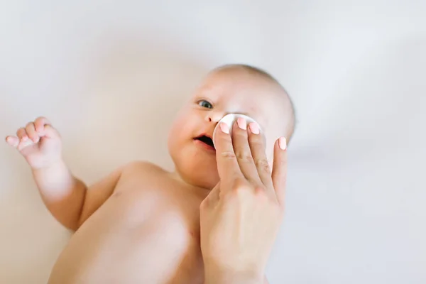 Mãe Limpeza Olhos Bebê Isolado — Fotografia de Stock