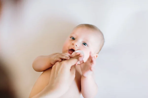Mamma Som Rengöring Baby Hud Morgonen Hemma — Stockfoto