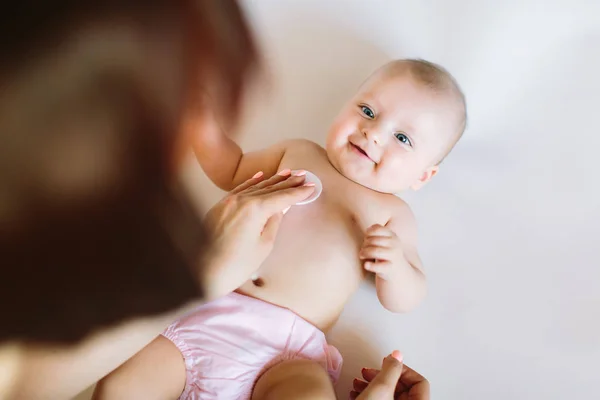 Čištění Kůže Novorozence Matka — Stock fotografie