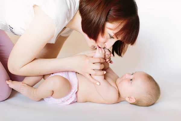Massaggiatrice Massaggio Kissinng Braccia Mesi Neonato — Foto Stock