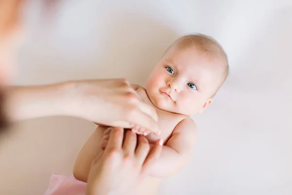 Baby Masáž Matka Masírování Dělá Gymnastiku Náručí Její Dítě — Stock fotografie
