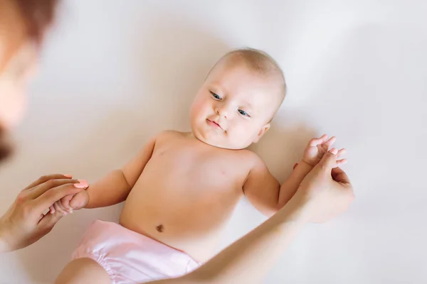 Baby Masáž Matka Masírování Dělá Gymnastiku Náručí Její Dítě — Stock fotografie