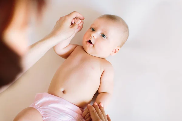 Massagem Bebé Mãe Massageando Fazendo Ginástica Com Braços Seu Filho — Fotografia de Stock