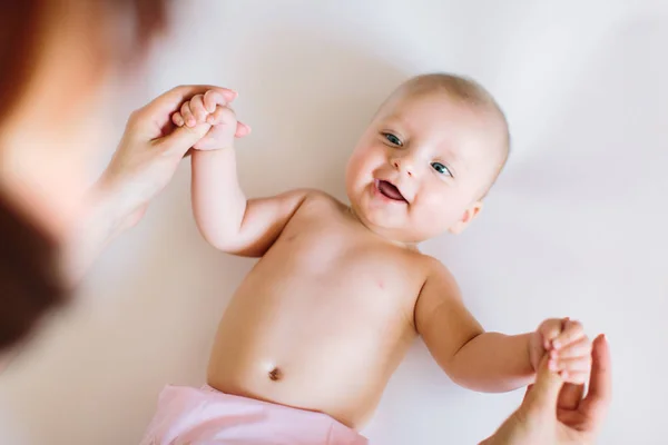 Baby Masáž Matka Masírování Dělá Gymnastiku Náručí Její Dítě — Stock fotografie