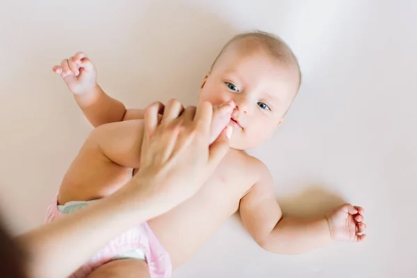 Baby Masáž Matka Masírování Dělá Gymnastiku Nohama Její Dítě — Stock fotografie