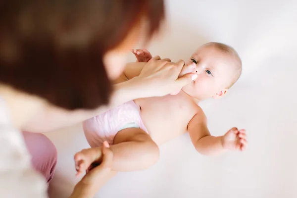 Babymassage Mamma Massera Och Gör Gymnastik Med Ben Hennes Kid — Stockfoto