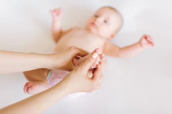 Matka Rukou Masírovat Nohy Svého Dítěte Bílém Pozadí — Stock fotografie