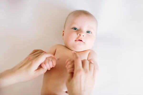 Massagem Braços Bebê — Fotografia de Stock