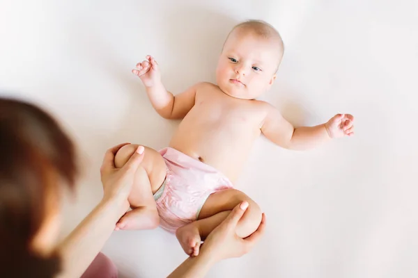Baby Masáž Matka Masírování Dělá Gymnastiku Nohama Její Dítě — Stock fotografie
