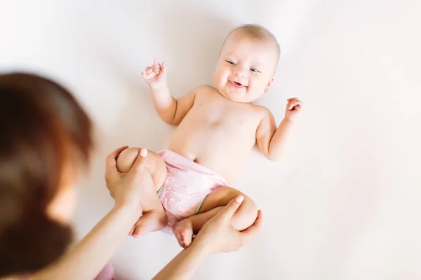 Baby Masáž Matka Masírování Dělá Gymnastiku Nohama Její Dítě — Stock fotografie