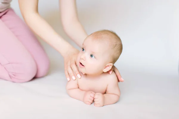 Baby Masáž Záda Izolované Bílém — Stock fotografie