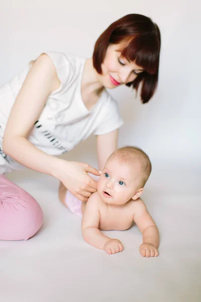 Madre Massaggiare Esercitare Suo Piccolo Bambino Indietro — Foto Stock