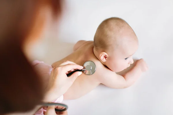 Doctor Using Stethoscope Listen Baby Back Baby Health Concep — Stock Photo, Image