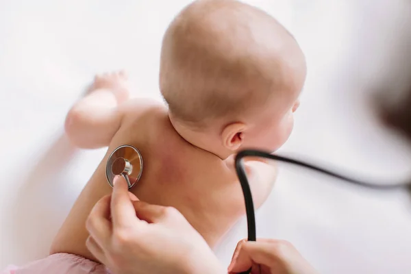 Doctor Using Stethoscope Listen Baby Back Baby Health Concep — Stock Photo, Image