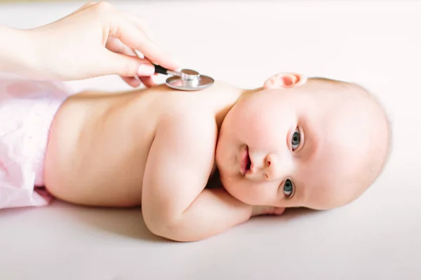医師による聴診器に耳を傾けるに赤ちゃんの背中 赤ちゃんの健康のコンセプト — ストック写真