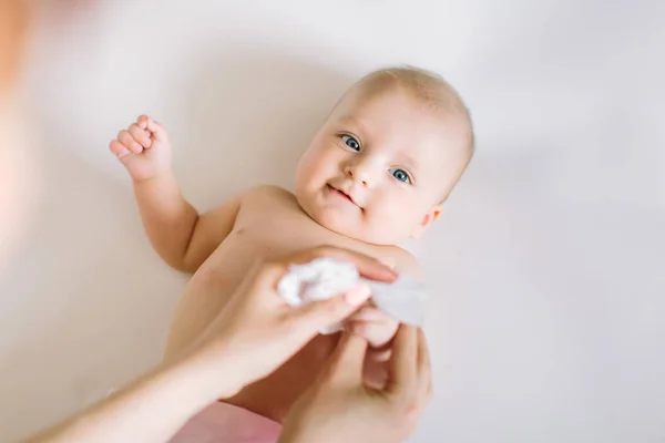 Mutter Wischt Baby Die Hände — Stockfoto