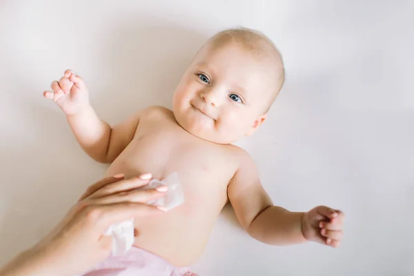 Madre Che Pulisce Corpo Del Bambino — Foto Stock