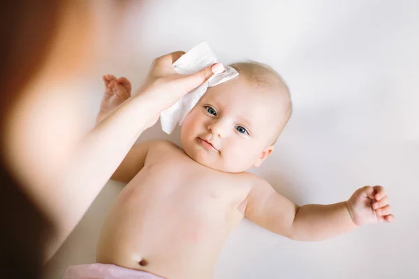 Mãe Limpando Rosto Bebê — Fotografia de Stock