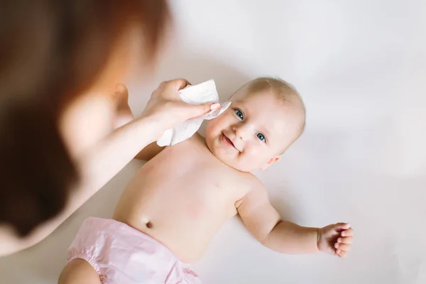 Mãe Limpando Rosto Bebê — Fotografia de Stock