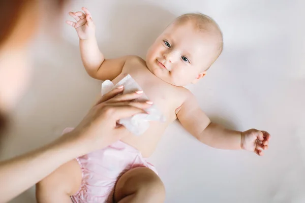 Higiene Jovem Mamãe Limpando Pele Bebê Com Toalhetes Molhados Toalhita — Fotografia de Stock
