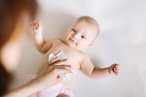 Hygiena Young Momy Otření Kůže Baby Vlhčené Ubrousky Čištění Čistěte — Stock fotografie