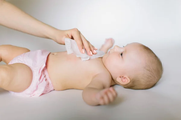 Higiene Jovem Mamãe Limpando Pele Bebê Com Toalhetes Molhados Toalhita — Fotografia de Stock