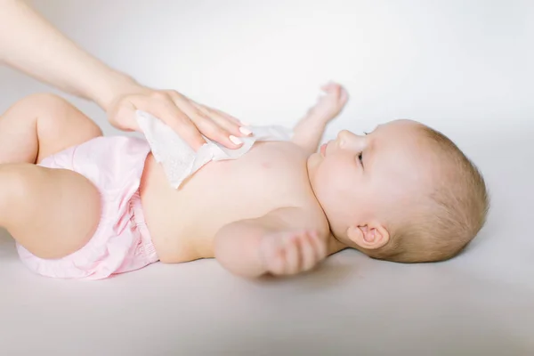 Higiene Jovem Mamãe Limpando Pele Bebê Com Toalhetes Molhados Toalhita — Fotografia de Stock