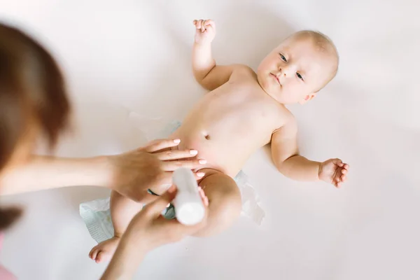 Mor Förbereder Babypuder Hennes Hand Och Fyra Månader Gammal Baby — Stockfoto