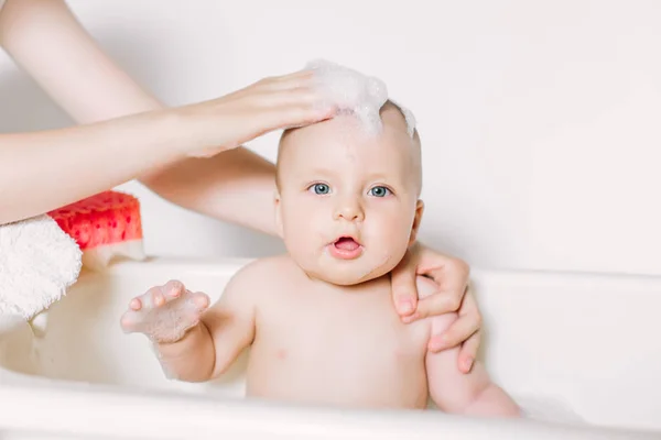 Feliz Bebê Rindo Tomando Banho Brincando Com Bolhas Espuma Criança — Fotografia de Stock