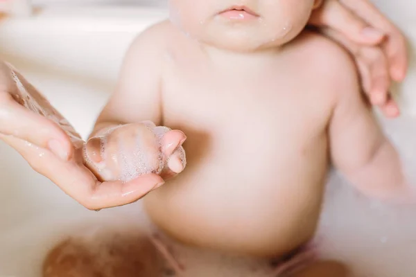 Feliz Bebê Rindo Tomando Banho Brincando Com Bolhas Espuma Criança — Fotografia de Stock