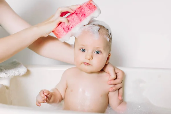 Boldog Nevető Baba Játszik Bubbles Hab Fürödtem Kis Gyermek Fürdőkádban — Stock Fotó