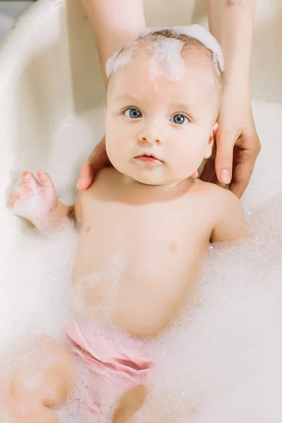 Szczęśliwe Dziecko Roześmiany Kąpieli Gry Pęcherzyków Piany Małe Dziecko Wannie — Zdjęcie stockowe