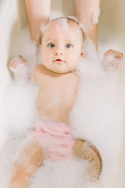 开心的笑宝贝 洗个澡玩泡沫气泡 在浴缸里的小孩 微笑在浴室配有五颜六色的玩具鸭的孩子 洗的婴儿和洗澡 卫生和照顾年幼的孩子 — 图库照片