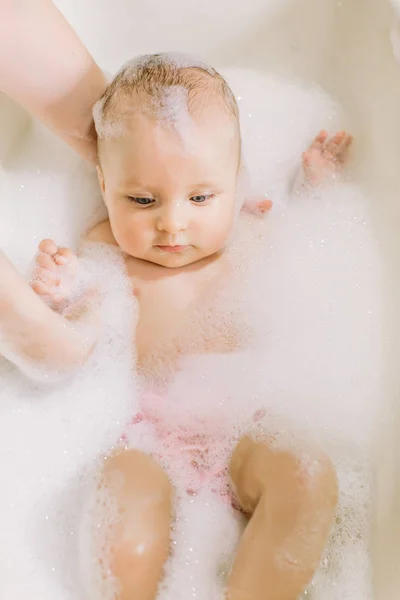 Buon Bambino Ridente Che Bagno Giocando Con Bolle Schiuma Bambino — Foto Stock