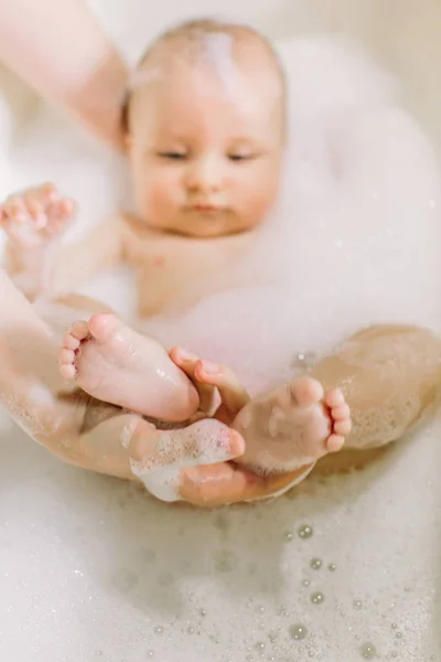 快乐的笑宝宝洗澡时玩泡沫泡泡 浴缸里的小孩婴儿洗澡和洗澡 幼儿的卫生和照料 新生儿洗澡 — 图库照片