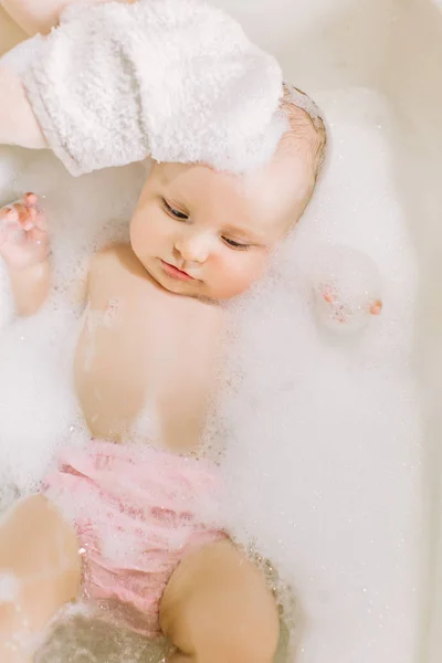 Feliz Bebê Rindo Tomando Banho Brincando Com Bolhas Espuma Criança — Fotografia de Stock