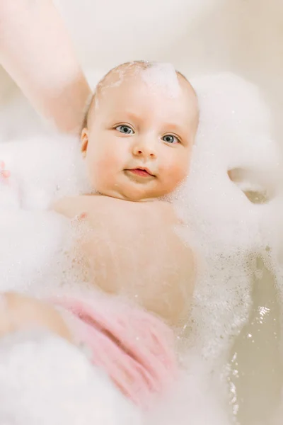 Feliz Bebê Rindo Tomando Banho Brincando Com Bolhas Espuma Criança — Fotografia de Stock