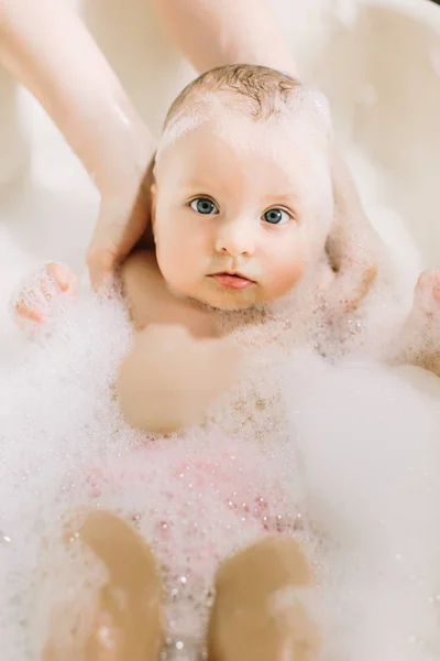 Buon Bambino Ridente Che Bagno Giocando Con Bolle Schiuma Bambino — Foto Stock