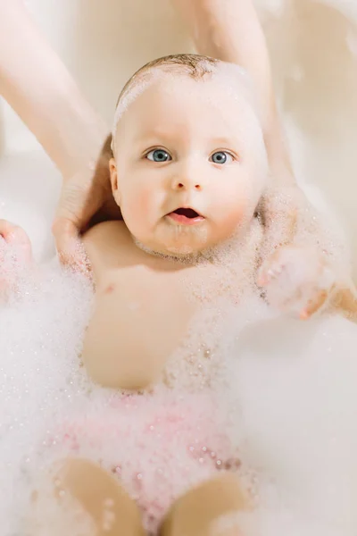 Szczęśliwy Mało Relaksacji Łazience Portret Dziecka Kąpieliskach Kąpieli Pianką — Zdjęcie stockowe