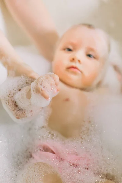 Bebê Pequeno Feliz Uma Natação Banheira Retrato Banho Bebê Uma — Fotografia de Stock