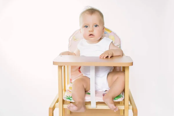 Retrato Bebê Feliz Cadeira Alta Fundo Branco — Fotografia de Stock