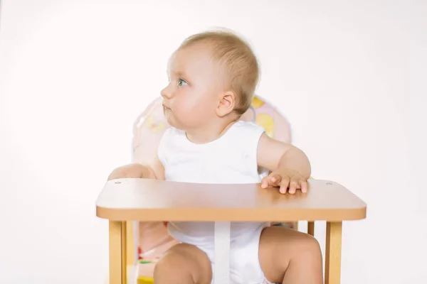 Retrato Una Linda Niña Sonriendo Sentada Mesa Aislada Sobre Blanco — Foto de Stock