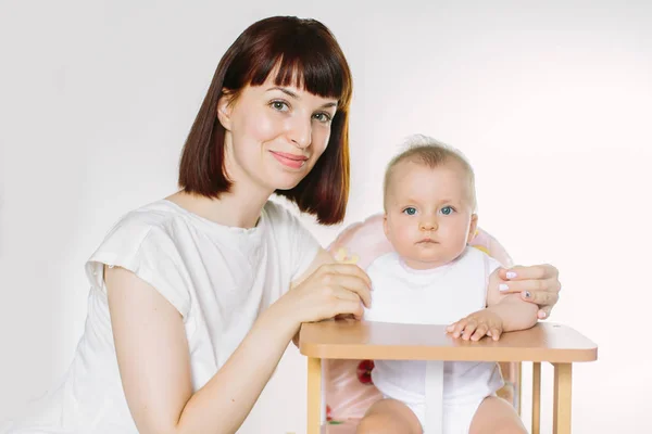 Mamma Nutre Bambino Una Sedia Bambini Con Cucchiaio — Foto Stock