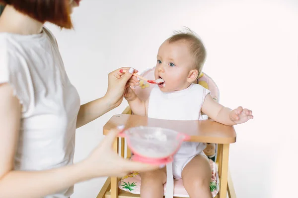 Mãe Alimentando Bebê Sentado Alta Cadeira Hora Refeição — Fotografia de Stock