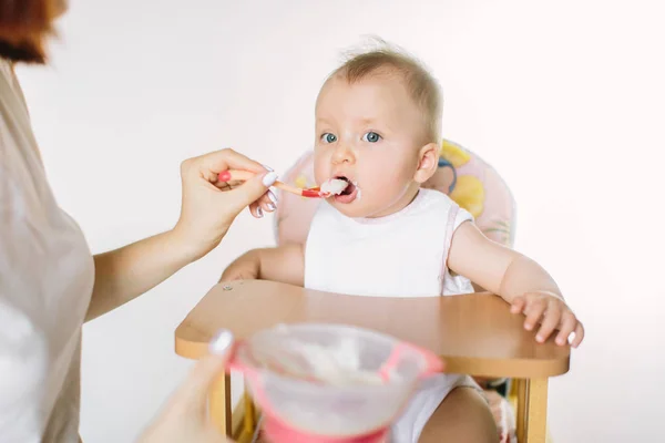 Mãe Alimentando Bebê Sentado Alta Cadeira Hora Refeição — Fotografia de Stock