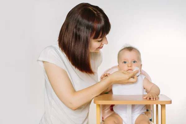 Mamma Pulisce Bocca Del Bambino Dopo Alimentazione — Foto Stock