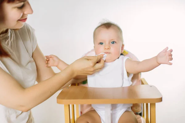 Mutter Wischt Dem Baby Nach Der Fütterung Den Mund — Stockfoto
