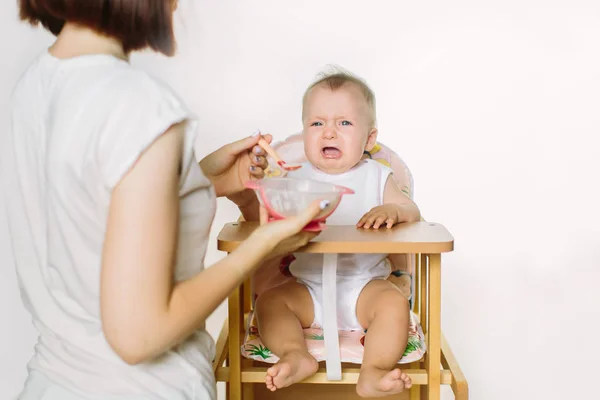 Mãe Comer Bebé Criança Está Chorando — Fotografia de Stock