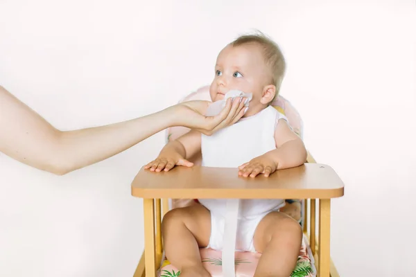 Mamá Limpia Boca Del Bebé Después Alimentarlo — Foto de Stock