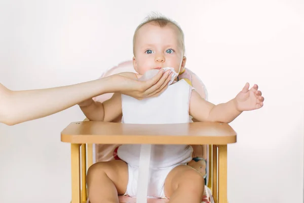 Annem besleme sonra bebeğin ağız mendili